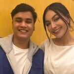 Denada tak kuasa menahan haru saat akhirnya memeluk sang putra, Ressa Rizky Tambunan, dalam momen buka puasa bersama. Foto: IG @denadaindonesia