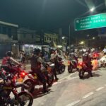 Personel Batalyon B Pelopor Satuan Brimob Polda Metro Jaya bersama Tim Perintis Presisi Polres Metro Jakarta Timur saat menggelar patroli gabungan di sejumlah titik wilayah Jakarta Timur, Jumat (20/3/2026) dini hari. Foto: Dok Sat Brimob PMJ