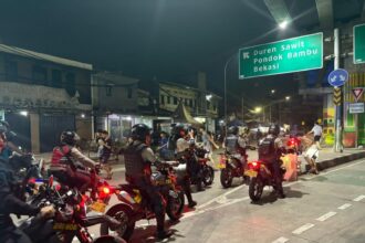 Personel Batalyon B Pelopor Satuan Brimob Polda Metro Jaya bersama Tim Perintis Presisi Polres Metro Jakarta Timur saat menggelar patroli gabungan di sejumlah titik wilayah Jakarta Timur, Jumat (20/3/2026) dini hari. Foto: Dok Sat Brimob PMJ