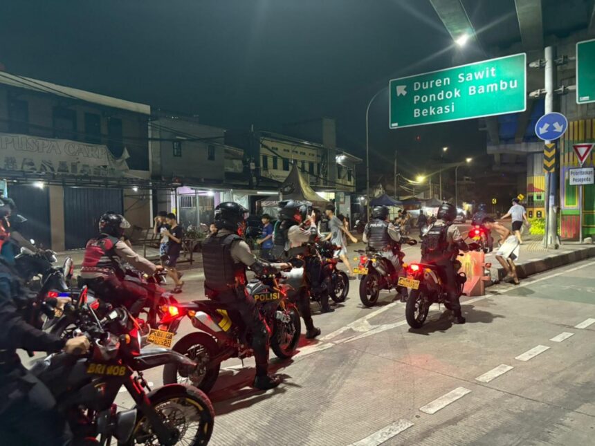 Personel Batalyon B Pelopor Satuan Brimob Polda Metro Jaya bersama Tim Perintis Presisi Polres Metro Jakarta Timur saat menggelar patroli gabungan di sejumlah titik wilayah Jakarta Timur, Jumat (20/3/2026) dini hari. Foto: Dok Sat Brimob PMJ