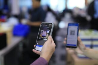 Melalui super apps BRImo, masyarakat dapat mengirim THR secara cepat dan aman hanya melalui smartphone. Foto: Dok BRI