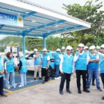 Direktur Distribusi PLN, Arsyadany G Akmalaputri (kedua dari kanan) saat melakukan peninjauan kesiapan SPKLU di Rest Area 343 Batang, Jawa Tengah. Foto: Dok PLN