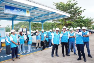 Direktur Distribusi PLN, Arsyadany G Akmalaputri (kedua dari kanan) saat melakukan peninjauan kesiapan SPKLU di Rest Area 343 Batang, Jawa Tengah. Foto: Dok PLN