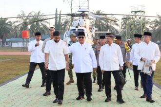 Ketua Satgas PRR Pascabencana Sumatera Muhammad Tito Karnavian saat mendampingi Presiden Prabowo Subianto melakukan kunjungan kerja sekaligus merayakan Hari Raya Idulfitri 1447 H/2026 bersama masyarakat terdampak bencana di Aceh Tamiang, Aceh. Foto: Satgas PRR