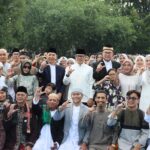 Wakil Menteri Dalam Negeri (Wamendagri) Bima Arya Sugiarto bersama jajaran dan masyarakat usai menunaikan salat Idulfitri di Taman Reinwardt, Kebun Raya Bogor, Jawa Barat, Sabtu (21/3/2026). Foto: Kemendagri