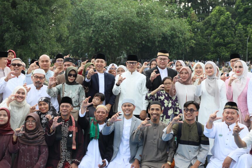 Wakil Menteri Dalam Negeri (Wamendagri) Bima Arya Sugiarto bersama jajaran dan masyarakat usai menunaikan salat Idulfitri di Taman Reinwardt, Kebun Raya Bogor, Jawa Barat, Sabtu (21/3/2026). Foto: Kemendagri