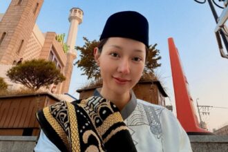 Penampilan berbeda Lucinta Luna saat merayakan Idul Fitri di Seoul Central Mosque bikin publik heboh. Foto: IG @lucintaluna_manjalita