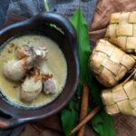 Ilustrasi opor ayam dan ketupat lebaran. Foto: Istcok @Valens Hascaryo
