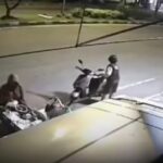 Detik-detik sebelum terjadinya kecelakaan maut di Sidoarjo saat arus balik Lebaran 2026. Sebuah taksi online menabrak pedagang sayur dan warga hingga tewas di tempat. Foto: Tangkap layar IG @medsoszone