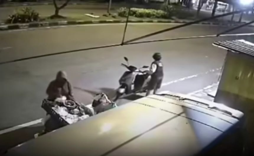 Detik-detik sebelum terjadinya kecelakaan maut di Sidoarjo saat arus balik Lebaran 2026. Sebuah taksi online menabrak pedagang sayur dan warga hingga tewas di tempat. Foto: Tangkap layar IG @medsoszone