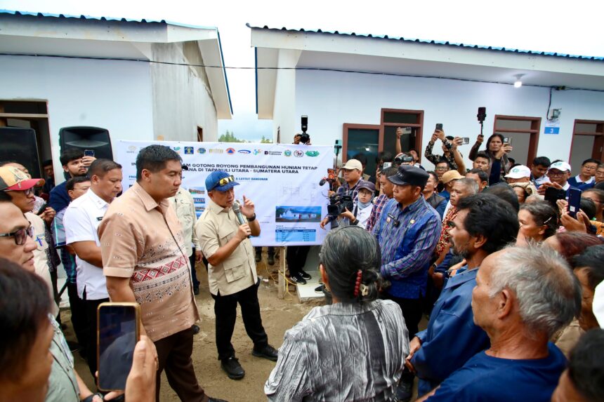 Muhammad Tito Karnavian saat meninjau lokasi pembangunan huntap di Desa Dolok Nauli, Kecamatan Adian Koting, Kabupaten Tapanuli Utara, Sumatera Utara (Sumut), Kamis (26/3/2026). Peninjauan itu dilakukan bersama Menteri Perumahan dan Kawasan Permukiman (PKP) Maruarar Sirait.