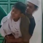 Hanya karena goresan kecil pada mobil, seorang bocah 9 tahun di Probolinggo harus menerima perlakuan kasar dari guru ngajinya sendiri. Kejadian ini terungkap setelah korban berani bercerita kepada orang tuanya dan menunjukkan bukti video. Foto: Tangkap layar TikTok @oreng.probolinggo