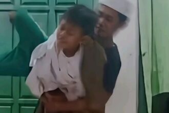 Hanya karena goresan kecil pada mobil, seorang bocah 9 tahun di Probolinggo harus menerima perlakuan kasar dari guru ngajinya sendiri. Kejadian ini terungkap setelah korban berani bercerita kepada orang tuanya dan menunjukkan bukti video. Foto: Tangkap layar TikTok @oreng.probolinggo