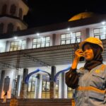 Personel PLN ULP Jayapura Kota, Zahro Ardhillah terus memantau keandalan sistem kelistrikan melalui radio komunikasi pada malam hari menjelang Idulfitri 1447 Hijriah (20/3). Ia rela melewatkan momen kumpul keluarga di kampung halaman agar suplai listrik tetap aman dan masyarakat Jayapura dapat merayakan Idulfitri dengan tenang. Foto: PLN
