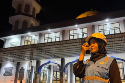 Personel PLN ULP Jayapura Kota, Zahro Ardhillah terus memantau keandalan sistem kelistrikan melalui radio komunikasi pada malam hari menjelang Idulfitri 1447 Hijriah (20/3). Ia rela melewatkan momen kumpul keluarga di kampung halaman agar suplai listrik tetap aman dan masyarakat Jayapura dapat merayakan Idulfitri dengan tenang. Foto: PLN