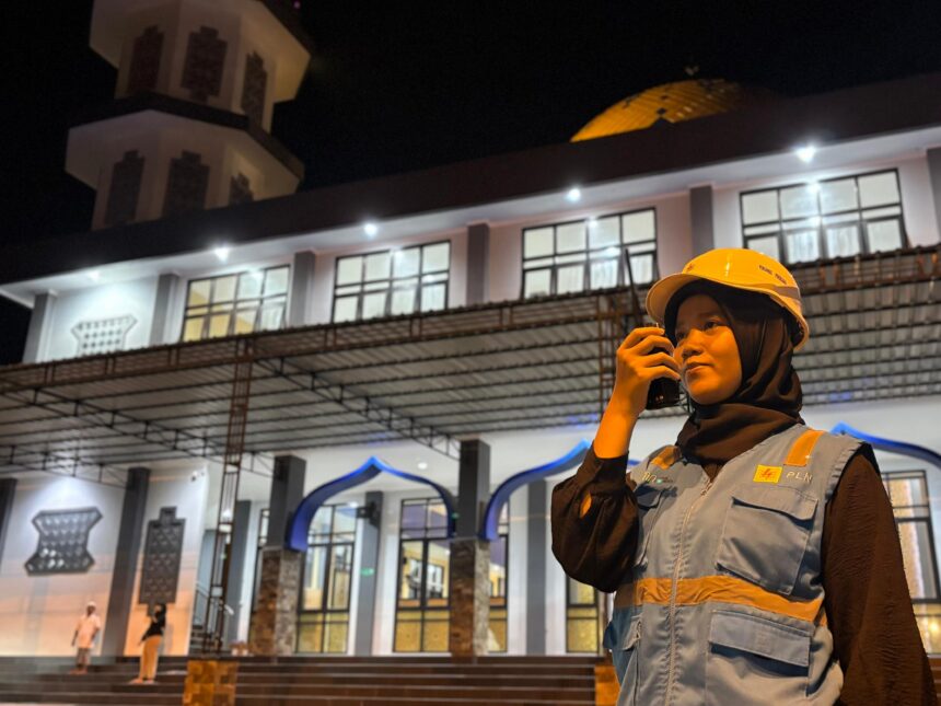 Personel PLN ULP Jayapura Kota, Zahro Ardhillah terus memantau keandalan sistem kelistrikan melalui radio komunikasi pada malam hari menjelang Idulfitri 1447 Hijriah (20/3). Ia rela melewatkan momen kumpul keluarga di kampung halaman agar suplai listrik tetap aman dan masyarakat Jayapura dapat merayakan Idulfitri dengan tenang. Foto: PLN