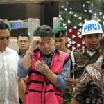 ST selaku Beneficial Owner (Pemilik) PT AKT saat hendak dijebloskan ke Rutan Salemba Cabang Kejaksaan Agung. Foto: Puspenkum Kejaksaan Agung