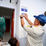 Mendagri sekaligus Ketua Satgas PRR Muhammad Tito Karnavian menyerahkan hunian tetap (huntap) tahap pertama kepada masyarakat terdampak bencana di Desa Hapesong Baru, Kecamatan Batang Toru, Kabupaten Tapanuli Selatan. Foto: Kemendagri