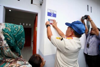 Mendagri sekaligus Ketua Satgas PRR Muhammad Tito Karnavian menyerahkan hunian tetap (huntap) tahap pertama kepada masyarakat terdampak bencana di Desa Hapesong Baru, Kecamatan Batang Toru, Kabupaten Tapanuli Selatan. Foto: Kemendagri