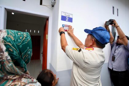 Mendagri sekaligus Ketua Satgas PRR Muhammad Tito Karnavian menyerahkan hunian tetap (huntap) tahap pertama kepada masyarakat terdampak bencana di Desa Hapesong Baru, Kecamatan Batang Toru, Kabupaten Tapanuli Selatan. Foto: Kemendagri