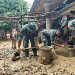 Pembersihan lumpur terus dilakukan, melibatkan semua unsur. Foto: Dok Humas