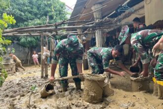 Pembersihan lumpur terus dilakukan, melibatkan semua unsur. Foto: Dok Humas
