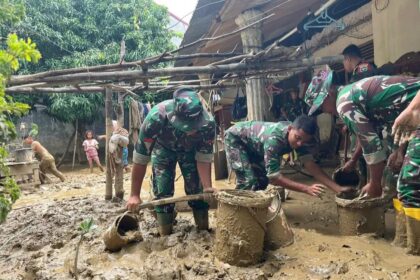 Pembersihan lumpur terus dilakukan, melibatkan semua unsur. Foto: Dok Humas
