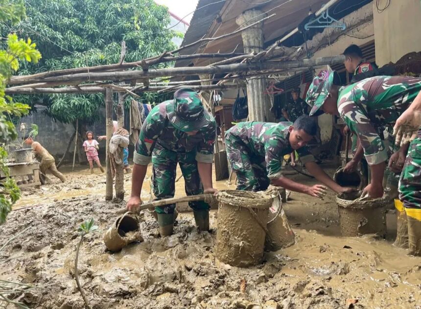 Pembersihan lumpur terus dilakukan, melibatkan semua unsur. Foto: Dok Humas
