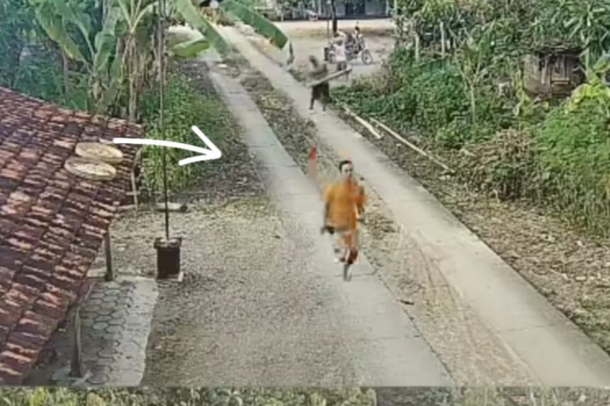 Aksi brutal pemuda di Grobogan bikin geger, delapan warga jadi korban bacokan, satu orang meninggal dunia. Pelaku bahkan sempat menyerang ayahnya sendiri saat hendak dihentikan. Foto: Tangkap layar IG @infogrobogan.id