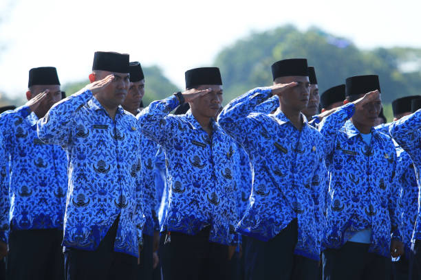 Ilustrasi, Pemerintah lewat Airlangga Hartarto menetapkan ASN kerja dari rumah 1 hari dalam sepekan, plus pembatasan kendaraan dinas hingga 50%. Foto: Istcok @Yamtono_Sardi