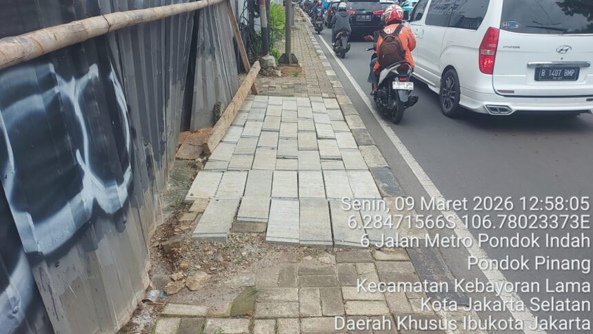 Penampakan paving block atau konblok trotoar di Jalan Metro Pondok Indah, Kebayoran Lama, Jakarta Selatan, sebelumnya digantikan dengan hebel setelah dibongkar tanpa izin diduga oleh pihak tidak bertanggung jawab, beberapa waktu lalu. Foto: Ist