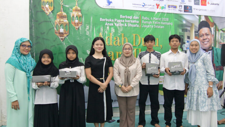 Manajemen Grand Whiz Poins Simatupang Jakarta berpartisipasi dalam kegiatan bakti sosial dan buka puasa bersama anak-anak yatim di Rumah Yatim Kemang, bekerja sama dengan IPOL.ID. (Alidrian Fahwi/ipol.id).