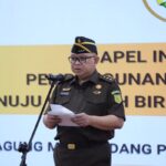 Jamdatun) R Narendra Jatna saat memimpin apel pencanangan pembangunan Zona Integritas menuju Wilayah Birokrasi Bersih dan Melayani (WBBM) di lingkungan satuan kerja Jamdatun, Kejaksaan Agung, Jakarta, Senin (2/3/2026). Foto: Dok Puspenkum Kejaksaan Agung