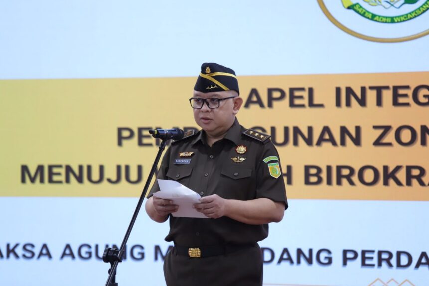Jamdatun) R Narendra Jatna saat memimpin apel pencanangan pembangunan Zona Integritas menuju Wilayah Birokrasi Bersih dan Melayani (WBBM) di lingkungan satuan kerja Jamdatun, Kejaksaan Agung, Jakarta, Senin (2/3/2026). Foto: Dok Puspenkum Kejaksaan Agung
