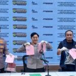 Kapolsek Pesanggrahan, Kompol Seala Syah Alam didampingi Kasi Humas Polres Metro Jakarta Selatan, AKBP Murodih, dan Kanit Reskrim Iptu Siswanto menunjukkan barang bukti dalam konfrensi pers pengungkapan kasus stiker barcode terhubung akun judi online (scam) di Mapolsek Pesanggrahan, Jakarta Selatan, Kamis (5/3/2026) sore. Foto: Joesvicar Iqbal/ipol.id