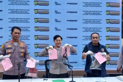 Kapolsek Pesanggrahan, Kompol Seala Syah Alam didampingi Kasi Humas Polres Metro Jakarta Selatan, AKBP Murodih, dan Kanit Reskrim Iptu Siswanto menunjukkan barang bukti dalam konfrensi pers pengungkapan kasus stiker barcode terhubung akun judi online (scam) di Mapolsek Pesanggrahan, Jakarta Selatan, Kamis (5/3/2026) sore. Foto: Joesvicar Iqbal/ipol.id