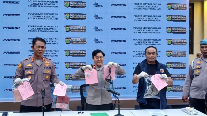 Kapolsek Pesanggrahan, Kompol Seala Syah Alam didampingi Kasi Humas Polres Metro Jakarta Selatan, AKBP Murodih, dan Kanit Reskrim Iptu Siswanto menunjukkan barang bukti dalam konfrensi pers pengungkapan kasus stiker barcode terhubung akun judi online (scam) di Mapolsek Pesanggrahan, Jakarta Selatan, Kamis (5/3/2026) sore. Foto: Joesvicar Iqbal/ipol.id