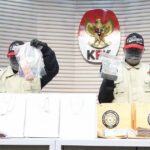 Petugas menunjukkan uang yang disita dalam operasi tangkap tangan KPK di Cilacap, Jawa Tengah, Sabtu (14/3/2026). Foto: KPK