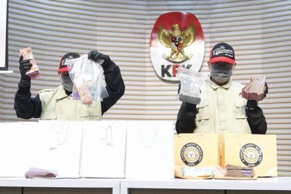 Petugas menunjukkan uang yang disita dalam operasi tangkap tangan KPK di Cilacap, Jawa Tengah, Sabtu (14/3/2026). Foto: KPK