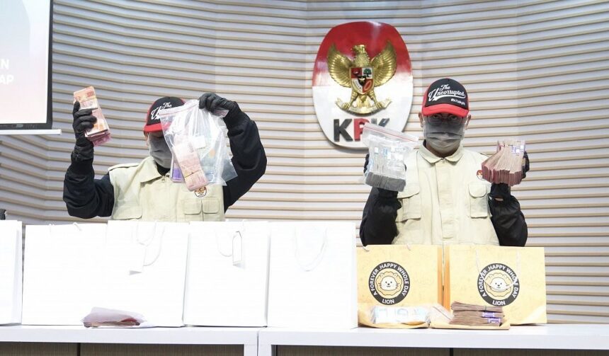 Petugas menunjukkan uang yang disita dalam operasi tangkap tangan KPK di Cilacap, Jawa Tengah, Sabtu (14/3/2026). Foto: KPK