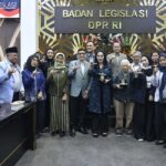 Ketua Baleg DPR Bob Hasan foto bersama usai pembahasan RUU PPRT di Ruang Rapat Baleg, Kompleks Parlemen, Senayan, Jakarta, Kamis (5/3/2026). Foto: Parlementaria