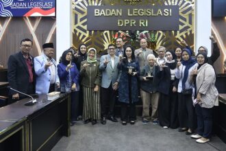 Ketua Baleg DPR Bob Hasan foto bersama usai pembahasan RUU PPRT di Ruang Rapat Baleg, Kompleks Parlemen, Senayan, Jakarta, Kamis (5/3/2026). Foto: Parlementaria