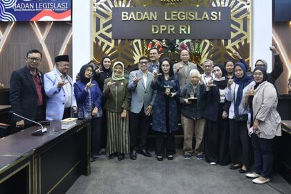 Ketua Baleg DPR Bob Hasan foto bersama usai pembahasan RUU PPRT di Ruang Rapat Baleg, Kompleks Parlemen, Senayan, Jakarta, Kamis (5/3/2026). Foto: Parlementaria