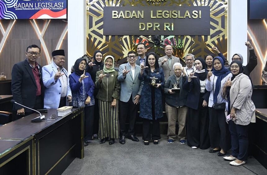Ketua Baleg DPR Bob Hasan foto bersama usai pembahasan RUU PPRT di Ruang Rapat Baleg, Kompleks Parlemen, Senayan, Jakarta, Kamis (5/3/2026). Foto: Parlementaria