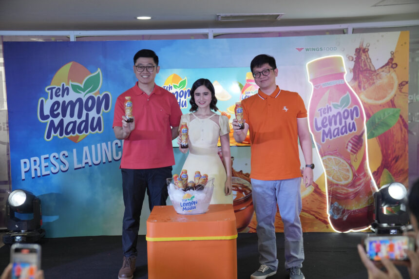 [Ki-Ka] Brian Hartono Senior Product Manager Beverage WINGS, Tissa Biani Brand Ambassador Teh Lemon Madu, Joshua Gunawan, Head of Ready to Drink Beverage WINGS Food. (istimewa/dok. Wings Food).