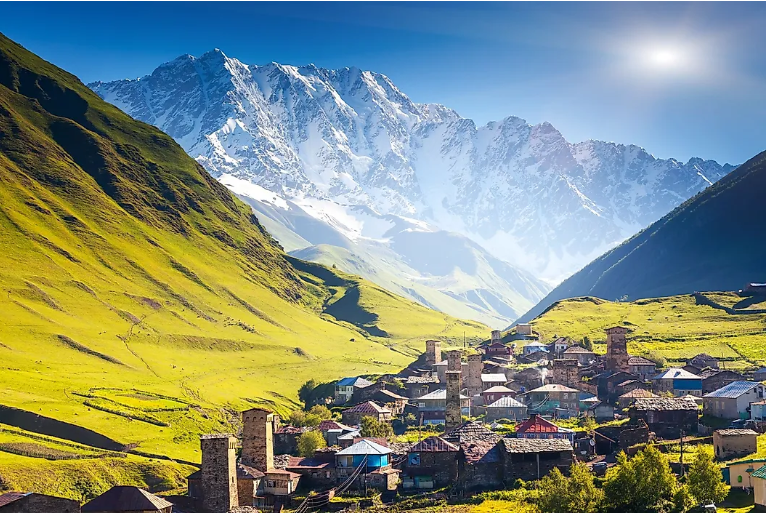 ‘Atap Dunia’ Terancam? Ini Deretan Pegunungan Tertinggi Bumi yang Jadi Penopang Kehidupan Global 2 Pegunungan Kaukasia di negara Georgia. Foto: World Atlas