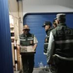 Sejumlah aparat Satpol PP Jakarta Selatan saat menindak mengamankan sejumlah minuman keras ilegal dari toko di Jalan Kubis I, Kelurahan Pulo, Kecamatan Kebayoran Baru, dalam operasi penertiban digelar pada Ramadan 1447 Hijriah, Jumat (6/3/2026) malam. Foto: Ist