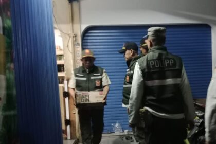 Sejumlah aparat Satpol PP Jakarta Selatan saat menindak mengamankan sejumlah minuman keras ilegal dari toko di Jalan Kubis I, Kelurahan Pulo, Kecamatan Kebayoran Baru, dalam operasi penertiban digelar pada Ramadan 1447 Hijriah, Jumat (6/3/2026) malam. Foto: Ist