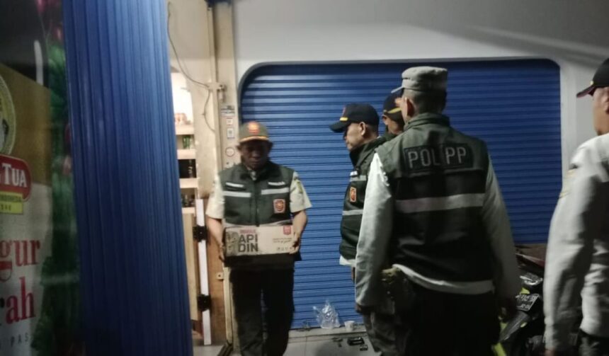 Sejumlah aparat Satpol PP Jakarta Selatan saat menindak mengamankan sejumlah minuman keras ilegal dari toko di Jalan Kubis I, Kelurahan Pulo, Kecamatan Kebayoran Baru, dalam operasi penertiban digelar pada Ramadan 1447 Hijriah, Jumat (6/3/2026) malam. Foto: Ist