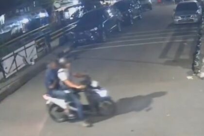 Dua terduga pelaku penyiraman air keras ke Andrie Yunus, Kamis (12/3/2026) malam. Foto: Tangkapan layar video